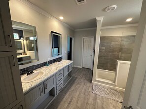 Hair dryer, towels, soap, shampoo - Possum Kingdom Lakefront Ranch - 5 Minutes from Rocker B (Graford)