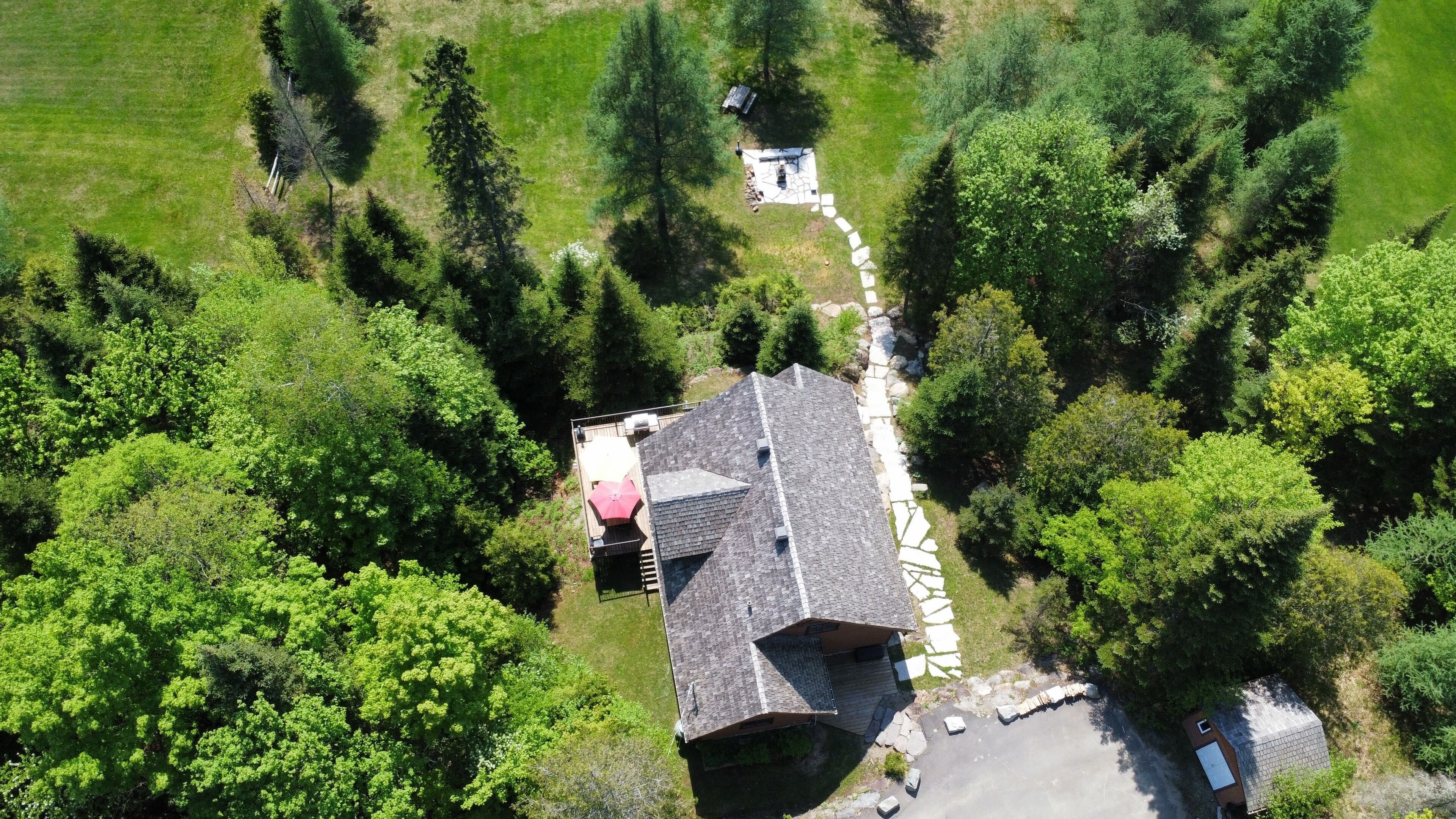 Vue de drone au-dessus du chalet.