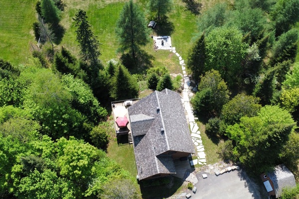 Vue de drone au-dessus du chalet.