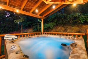 Outdoor spa tub - Upscale Smoky Mountain Retreat-Near Parkway, with Hot Tub, Fire Pit & Bunk Room (Pigeon Forge)