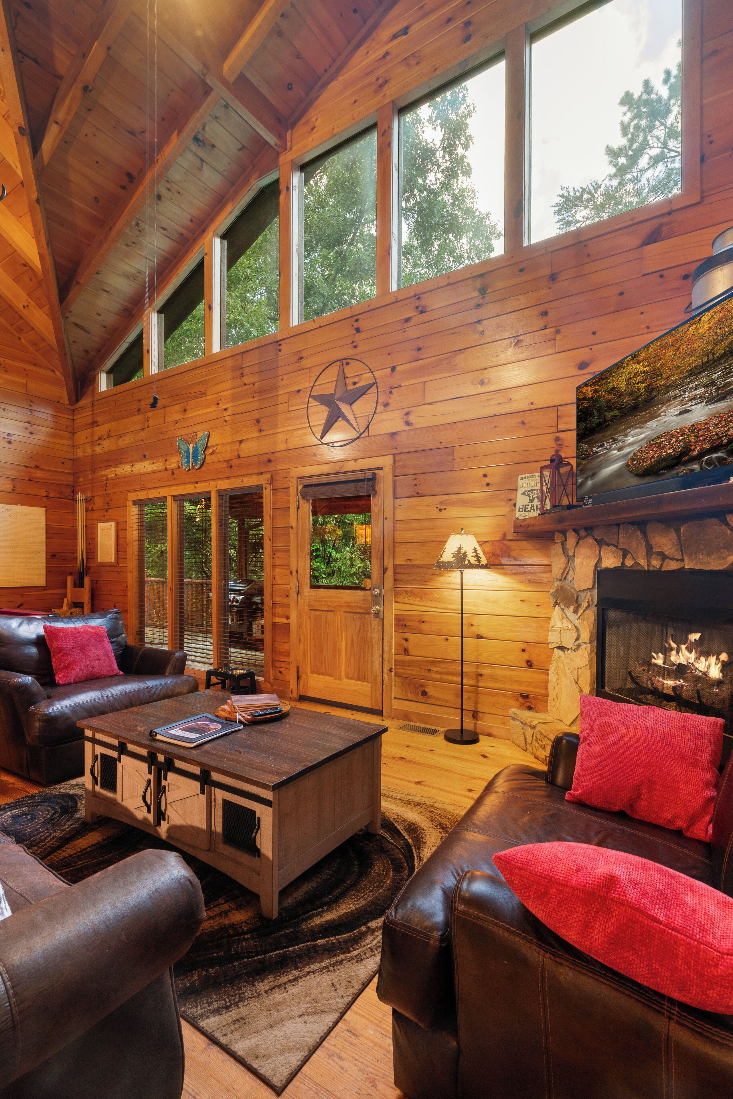 Secluded, Upscale Cabin-less Than 1 Mile To Parkway-hot Tub, Bunk Room, Fire Pit - Pigeon Forge, TN