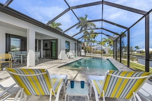 A heated pool - Pool overlooking canal, Outdoor Grilling station - Villa Sand Dollar Siesta (Cape Coral)