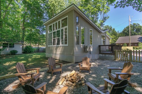 Charming Pet-Friendly Cottage Walkable to Town!