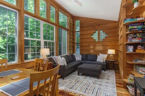 Smart TV - Charming Pet-Friendly Cottage Walkable to Town! (Black Mountain)