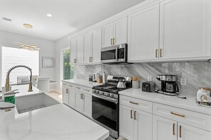 Deluxe House | Private kitchen | Full-size fridge, microwave, oven, stovetop - Villa De Briley (Houston)