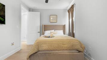 3 bedrooms, premium bedding, down comforters, memory foam beds