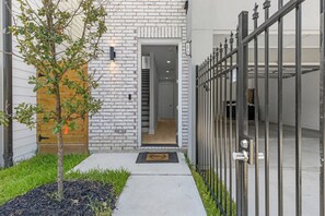 Front of property - Villa De Briley  (Houston)