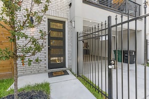 Front of property - Villa De Briley (Houston)