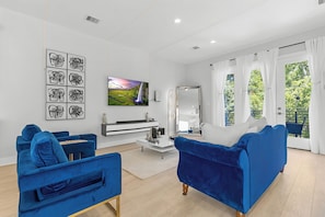 Deluxe-Haus | Wohnbereich | 65-Zoll-Smart-TV mit Satellitenempfang