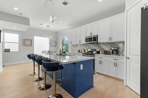 Deluxe House | Private kitchen | Full-size fridge, microwave, oven, stovetop