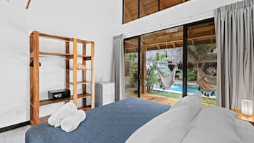 Deluxe Room | 1 bedroom, in-room safe, blackout drapes, free WiFi