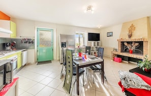 Fridge, microwave, oven, stovetop - Nice home in Le Ferré with WiFi (Le Ferré)