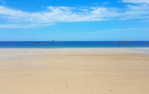 A wide sandy beach with a clear blue sky and calm sea. - Nice home in Le Ferré with WiFi (Le Ferré)