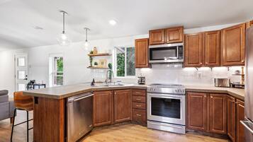 Jääkaappi, mikroaaltouuni, uuni, liesi