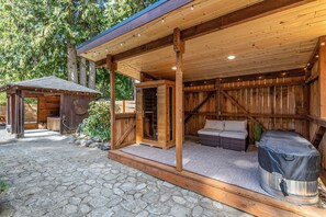 Terrace/patio - Recreation Station - game room, hot tub, plunge pool! (Baring)