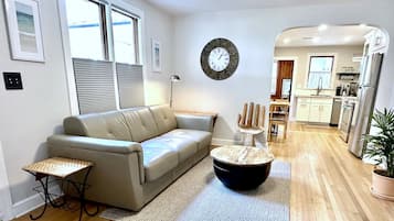 Una televisión, una oficina