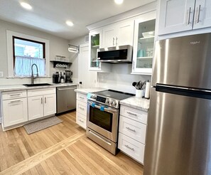 Refrigerador, microondas, horno y parrilla de estufa 