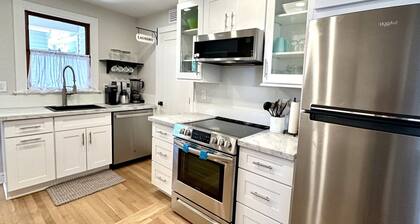 💲Grand Oak - Renovated 1885 Queen Anne - 1 Block Stroll to Historic DT - Beach only 3 Mi💲