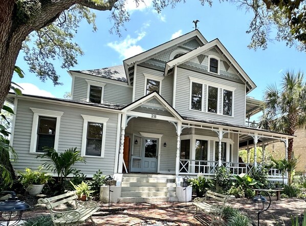 Exterior - 💲Palm Paradise - Renovated 1885 Queen Anne - Historic DT 1 Block Stroll - Beach only 3 Mi💲 (Saint Augustine)