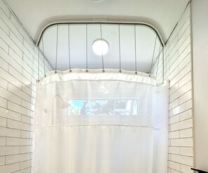 Shower, hair dryer, towels - 💲Palm Paradise - Renovated 1885 Queen Anne - Historic DT 1 Block Stroll - Beach only 3 Mi💲 (Saint Augustine)