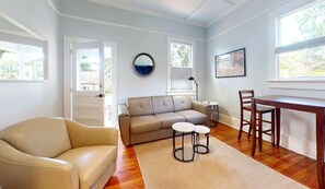 TV - 💲Palm Paradise - Renovated 1885 Queen Anne - Historic DT 1 Block Stroll - Beach only 3 Mi💲 (Saint Augustine)