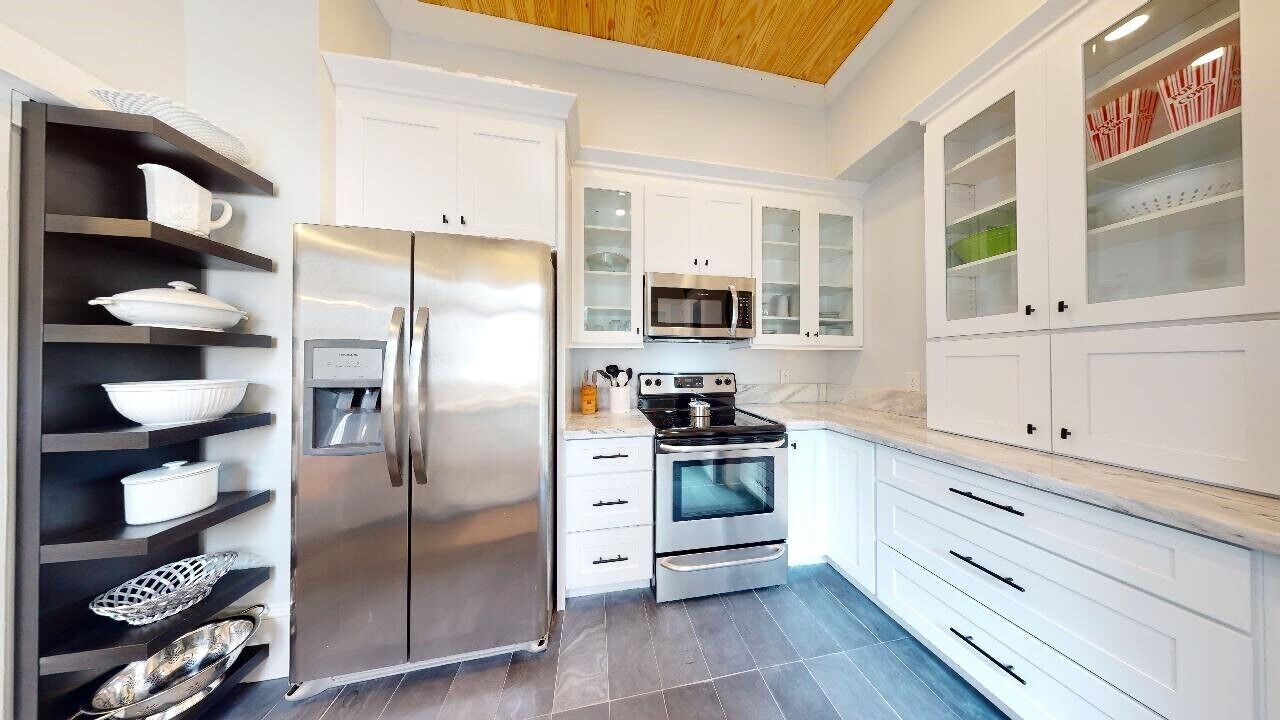 冷蔵庫、電子レンジ、オーブン、コンロ