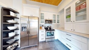 Fridge, microwave, oven, stovetop - 💲Palm Paradise - Renovated 1885 Queen Anne - Historic DT 1 Block Stroll - Beach only 3 Mi💲 (Saint Augustine)