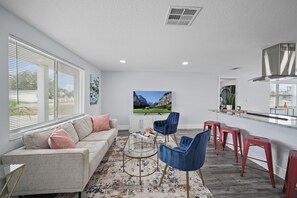 Smart TV, books - Waterfront Vacation Getaway (Hudson)