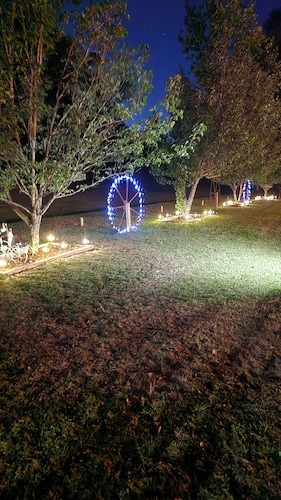 Modern relaxing cabin. Firepit, hot tub & goats on property, nearby fishing,.