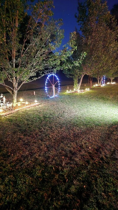 Modern relaxing cabin. Firepit, hot tub & goats on property, nearby fishing,.