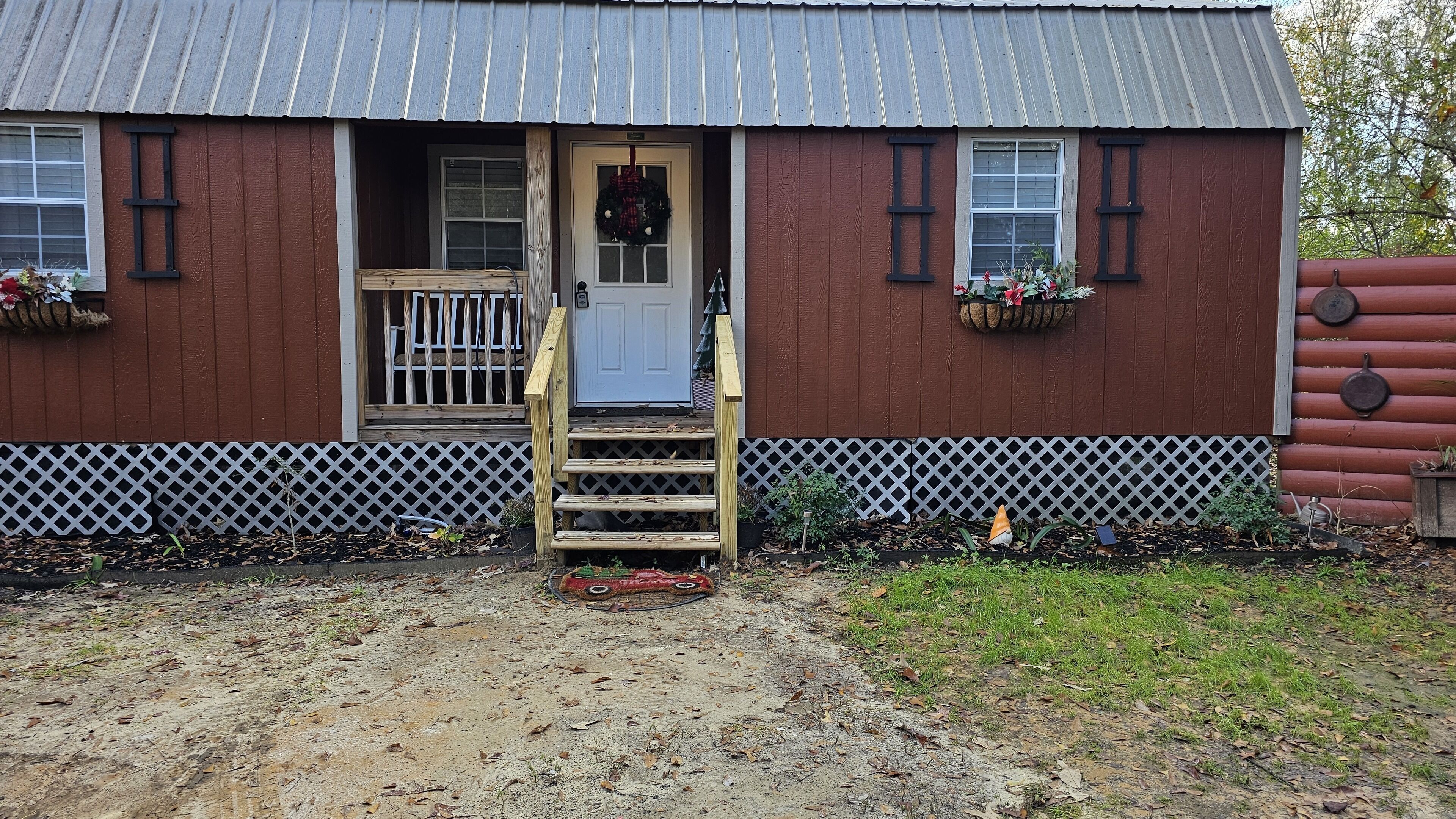 Modern relaxing cabin.  Firepit,  goats on property, and nearby fishing,. 
