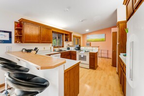 冷蔵庫、電子レンジ、オーブン、コンロ