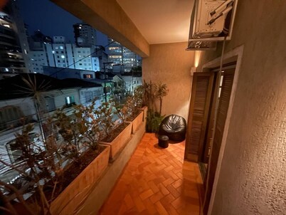 Castelinho, live an elegant experience in this modern and well-lit house