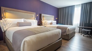 A hotel room with two beds, a desk, and a chair. - Sheraton Guadalajara Expo (Zapopan)