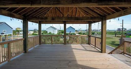 Coastal Farmhouse Pet - Friendly Walk to the Beach