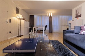 Smart TV - Marilyn -91 One-Bedroom Apartment with Terrace (Luxembourg)