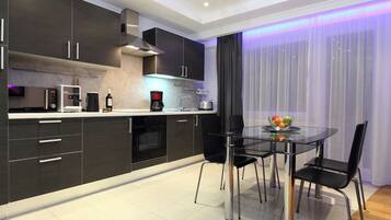 Een koelkast, een magnetron