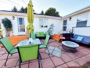 Outdoor dining - close to beach .high speed wifi,BBQ,firepit. dog friendly.  (North Rustico)