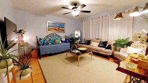 Smart-TV, Kamin, DVD-Player, Bücher