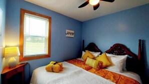 2 bedrooms, in-room safe, iron/ironing board, free WiFi - close to beach .high speed wifi,BBQ,firepit. dog friendly.  (North Rustico)