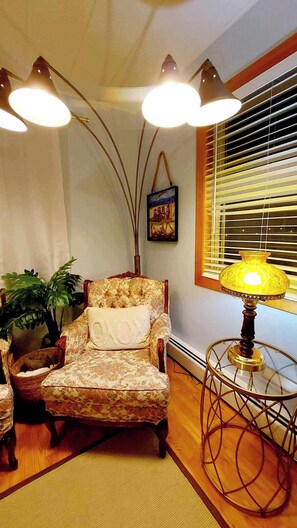 Smart TV, fireplace, DVD player, books - close to beach .high speed wifi,BBQ,firepit. dog friendly.  (North Rustico)