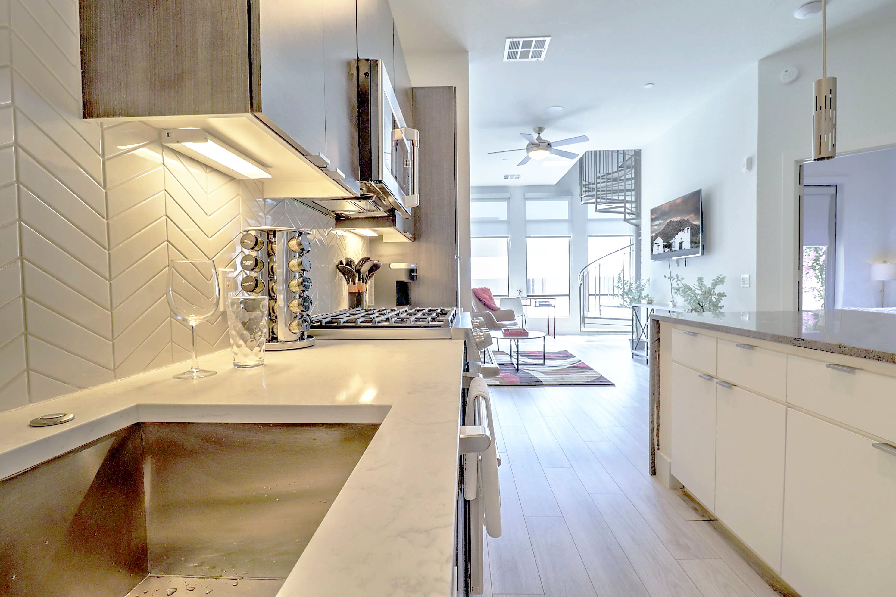 Departamento superior | Cocina privada | Refrigerador, microondas, horno y parrilla de estufa 