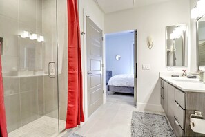 Departamento superior | Baño | Regadera, amenidades de baño gratuitas, secadora de cabello, batas 