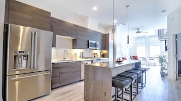 Superior Apartment | Private kitchen | Fridge, microwave, oven, stovetop