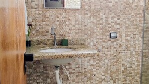 Chambre Économique Double ou avec lits jumeaux | Salle de bain