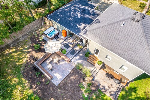 HOTTUB! private outdoor spaces-WALK downtown and MU. PETS OK Top Notch finishes