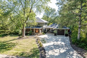 Exterior - HOTTUB! private outdoor spaces-WALK downtown and MU. PETS OK Top Notch finishes (Columbia)