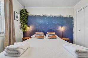 2 室のベッドルーム、旅行用ベビーベッド、WiFi (無料)、ベッドシーツ