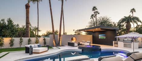 Una piscina al aire libre, una piscina climatizada