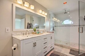 Douche, séchoir à cheveux, serviettes fournies, savon